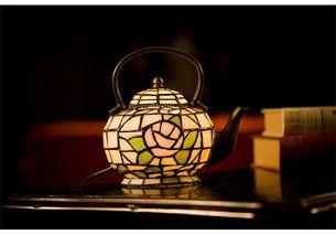 透过彩色玻璃的光线,探索色彩与光线的奇妙交融